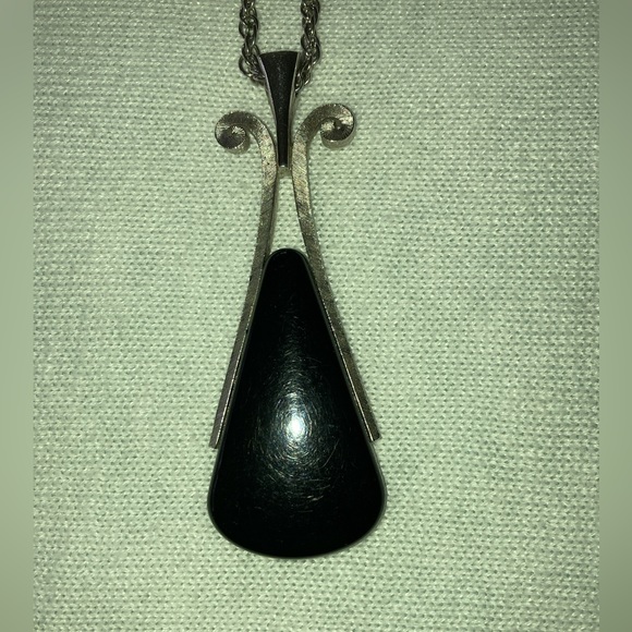VINTAGE AVON IMITATION BLACK ONYX MODERNIST PENDANT NECKLACE - SIGNED - Picture 2 of 7